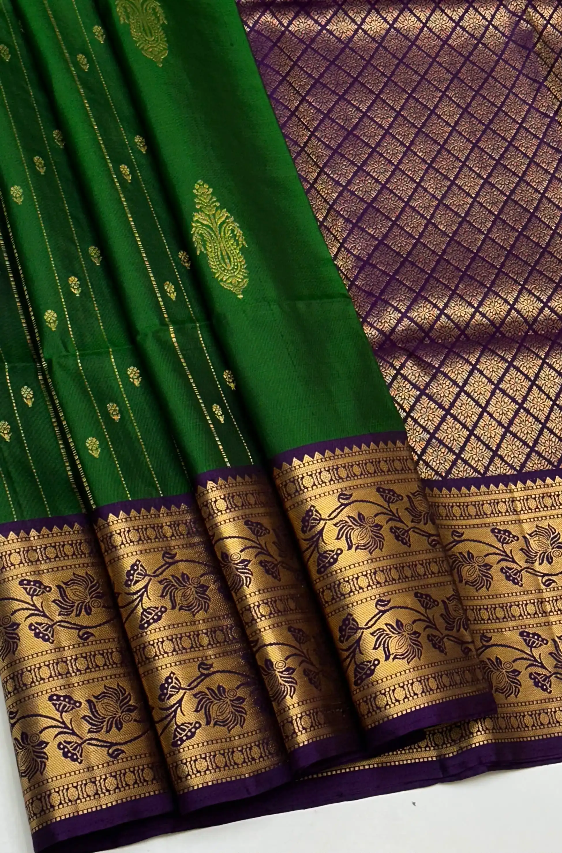Emerald Green Lotus Jaal Zari Kanchipuram Silk Saree